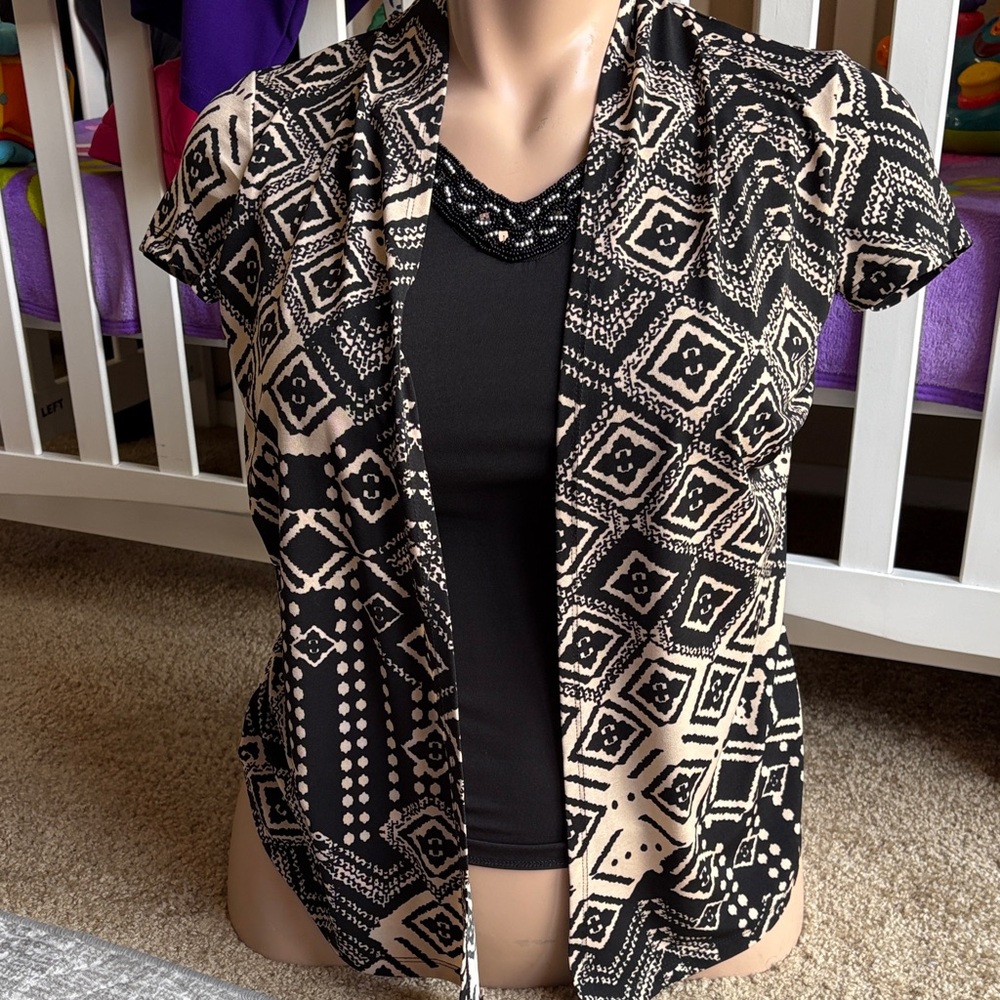Lavish Black and Cream Short Sleeve Open-Front Cardigan